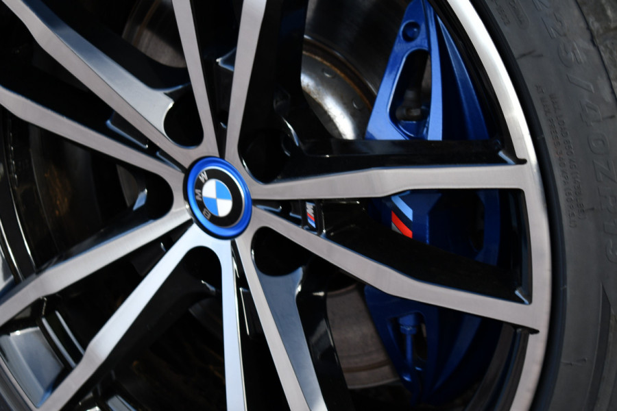 BMW 3-serie 330e xDrive M-Sport Pro Pano M-zetels ACC HUD 19inch El-klep