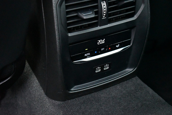 BMW 3-serie 330e xDrive M-Sport Pro Pano M-zetels ACC HUD 19inch El-klep