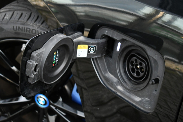 BMW 3-serie 330e xDrive M-Sport Pro Pano M-zetels ACC HUD 19inch El-klep