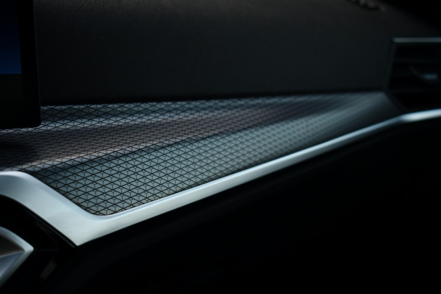 BMW 3-serie 330e xDrive M-Sport Pro Pano M-zetels ACC HUD 19inch El-klep