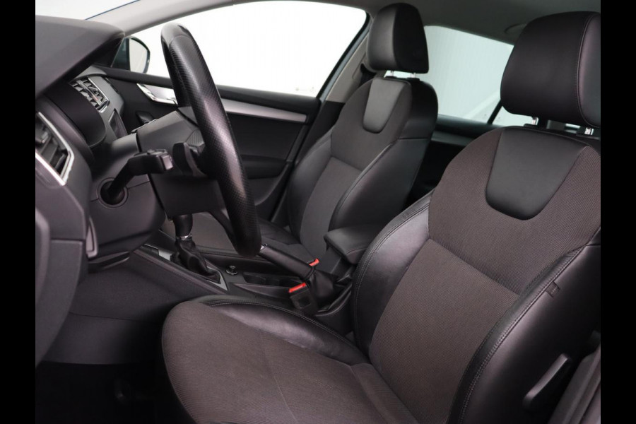 Škoda Octavia 1.0 TSI Ambition | Stoelverwarming | Trekhaak | Half leder | Carplay | Navigatie | DAB | Climate control | Cruise control | Parkeerhulp | Bluetooth