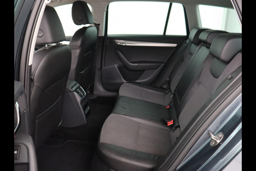 Škoda Octavia 1.0 TSI Ambition | Stoelverwarming | Trekhaak | Half leder | Carplay | Navigatie | DAB | Climate control | Cruise control | Parkeerhulp | Bluetooth