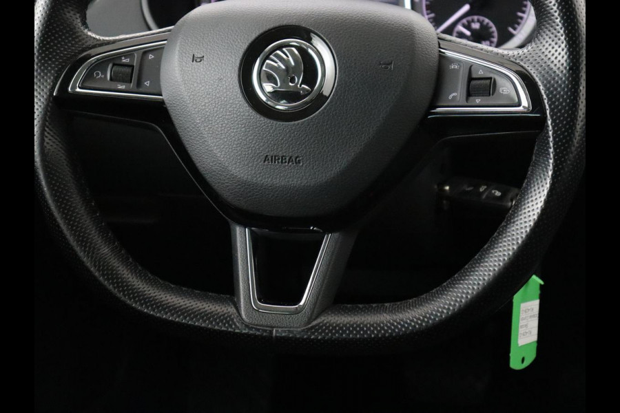 Škoda Octavia 1.0 TSI Ambition | Stoelverwarming | Trekhaak | Half leder | Carplay | Navigatie | DAB | Climate control | Cruise control | Parkeerhulp | Bluetooth