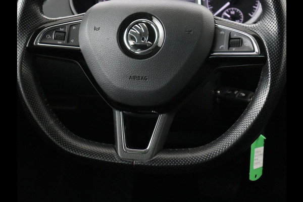 Škoda Octavia 1.0 TSI Ambition | Stoelverwarming | Trekhaak | Half leder | Carplay | Navigatie | DAB | Climate control | Cruise control | Parkeerhulp | Bluetooth