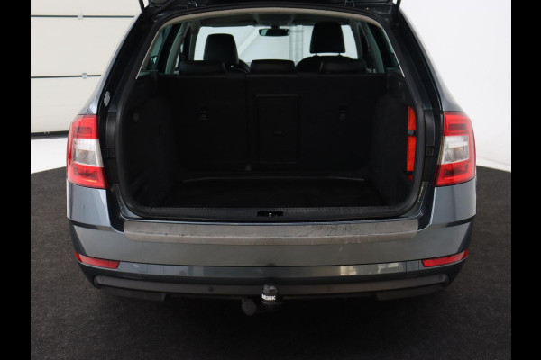 Škoda Octavia 1.0 TSI Ambition | Stoelverwarming | Trekhaak | Half leder | Carplay | Navigatie | DAB | Climate control | Cruise control | Parkeerhulp | Bluetooth