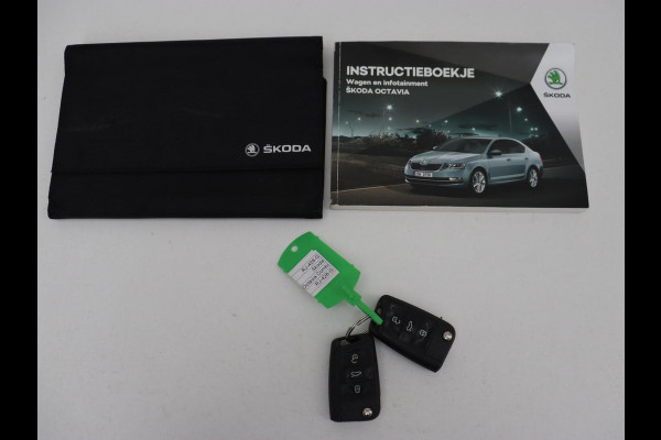 Škoda Octavia 1.0 TSI Ambition | Stoelverwarming | Trekhaak | Half leder | Carplay | Navigatie | DAB | Climate control | Cruise control | Parkeerhulp | Bluetooth