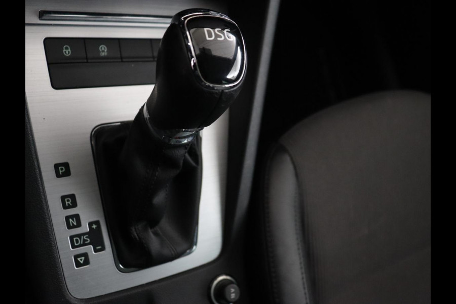 Škoda Octavia 1.0 TSI Ambition | Stoelverwarming | Trekhaak | Half leder | Carplay | Navigatie | DAB | Climate control | Cruise control | Parkeerhulp | Bluetooth