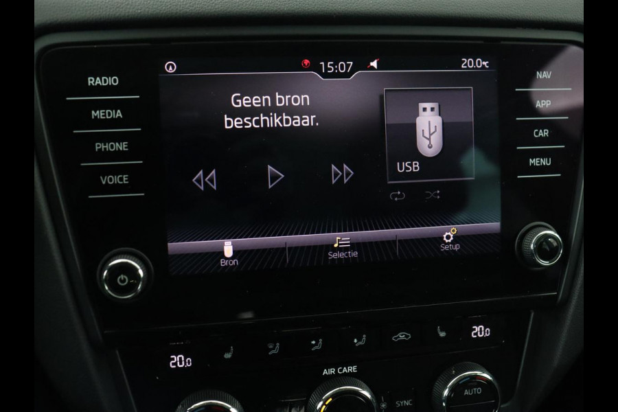 Škoda Octavia 1.0 TSI Ambition | Stoelverwarming | Trekhaak | Half leder | Carplay | Navigatie | DAB | Climate control | Cruise control | Parkeerhulp | Bluetooth