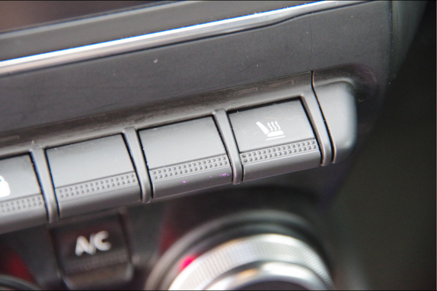 Renault Clio 1.3 TCe Initiale Paris 131PK AUT. LED, LEDER, KEYLESS, CAMERA, STOEL/STUURVERWARMING, NAVI, CRUISE, CLIMA