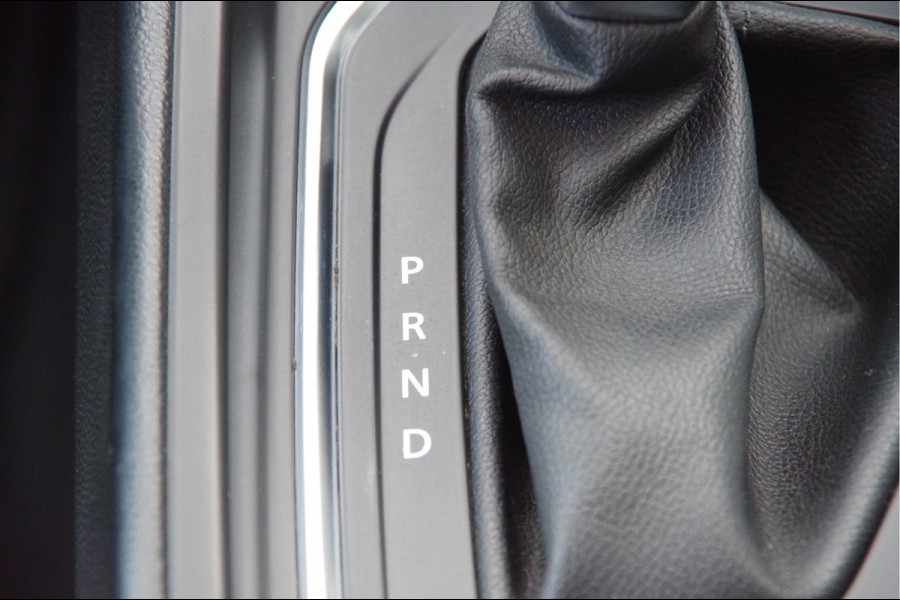 Renault Clio 1.3 TCe Initiale Paris 131PK AUT. LED, LEDER, KEYLESS, CAMERA, STOEL/STUURVERWARMING, NAVI, CRUISE, CLIMA