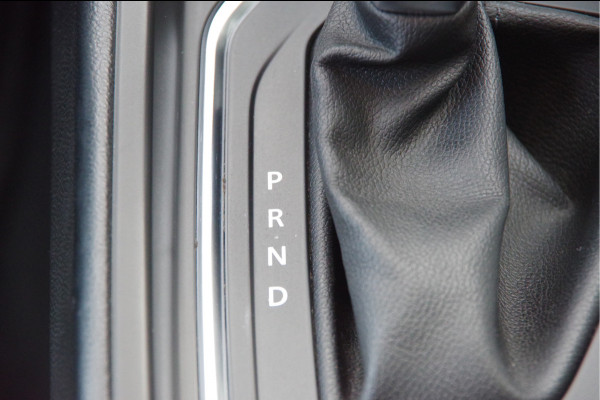 Renault Clio 1.3 TCe Initiale Paris 131PK AUT. LED, LEDER, KEYLESS, CAMERA, STOEL/STUURVERWARMING, NAVI, CRUISE, CLIMA