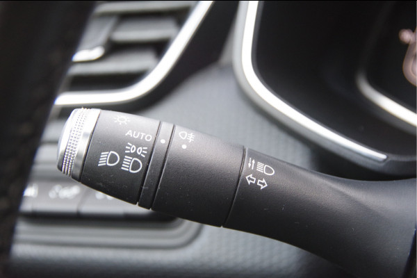 Renault Clio 1.3 TCe Initiale Paris 131PK AUT. LED, LEDER, KEYLESS, CAMERA, STOEL/STUURVERWARMING, NAVI, CRUISE, CLIMA