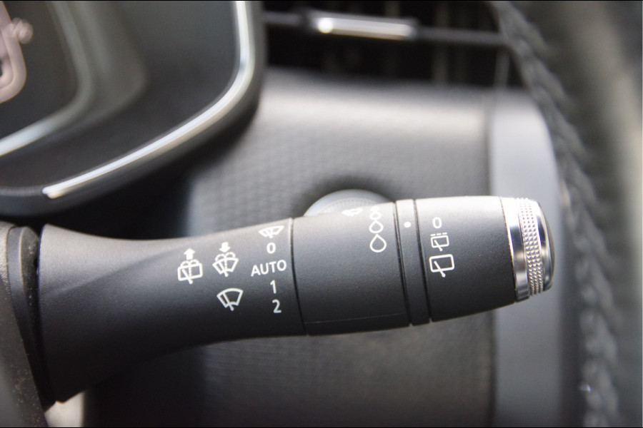 Renault Clio 1.3 TCe Initiale Paris 131PK AUT. LED, LEDER, KEYLESS, CAMERA, STOEL/STUURVERWARMING, NAVI, CRUISE, CLIMA