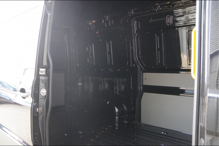 Volkswagen Crafter 35 2.0 TDI L3H3 177PK AUT. 2X SCHUIFDEUR, LED, TREKHAAK, STOELVERWARMING, CAMERA, NAVI, CRUISE, AIRCO, PARKEERSENSOREN, NIEUW!