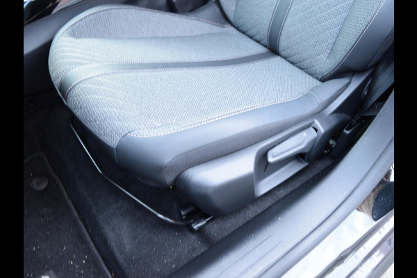 Peugeot e-208 EV Allure Avantage 51 kWh WARMTEPOMP | NAVI & CARPLAY | CAMERA MET SENSOREN |