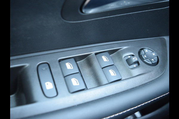 Peugeot e-208 EV Allure Avantage 51 kWh WARMTEPOMP | NAVI & CARPLAY | CAMERA MET SENSOREN |