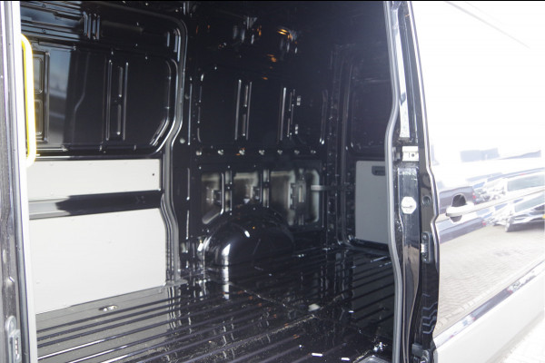 Volkswagen Crafter 35 2.0 TDI L3H3 177PK AUT. 2X SCHUIFDEUR, LED, TREKHAAK, STOELVERWARMING, CAMERA, NAVI, CRUISE, AIRCO, PARKEERSENSOREN, NIEUW!