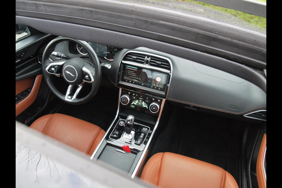 Jaguar XE 2.0 P250 HSE | R-Dynamic | Panoramadak | Camera | Apple Carplay | Cruise Control | Leer | Automaat |