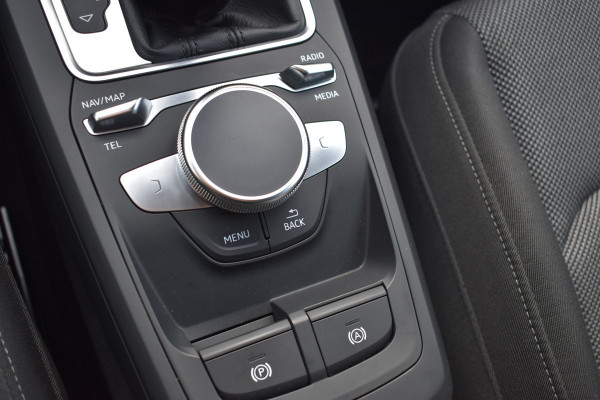 Audi Q2 35 TFSI Advanced edition Automaat Apple CarPlay Black edition Stoelverwarming
