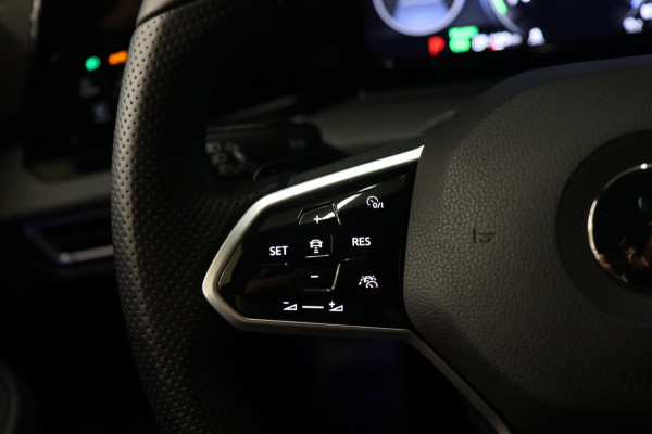 Volkswagen Golf 1.4 eHybrid GTE /PANO/HUD/IQLIGHT/CAM/CARPLAY/ACC/LANE ASSIST/VOL