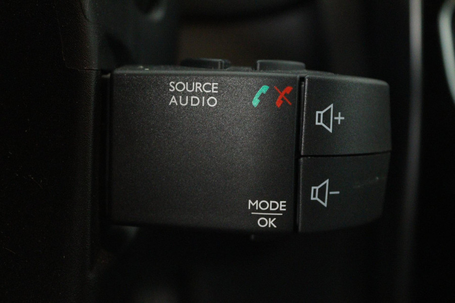 Renault Clio 0.9 TCe Limited (PARKEERSENSOREN, CRUISE CONTROL, NAVIGATIE, BLUETOOTH, AIRCO)