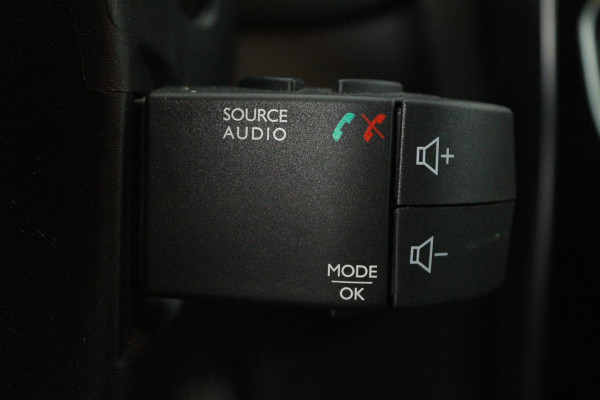 Renault Clio 0.9 TCe Limited (PARKEERSENSOREN, CRUISE CONTROL, NAVIGATIE, BLUETOOTH, AIRCO)