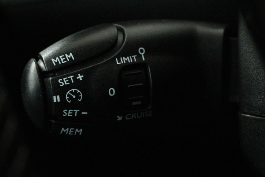 Peugeot 208 1.2 PureTech Blue Lease Active (PARKEERSENSOREN, NAVIGATIE, BLUETOOTH, NL-AUTO, CRUISE CONTROL)