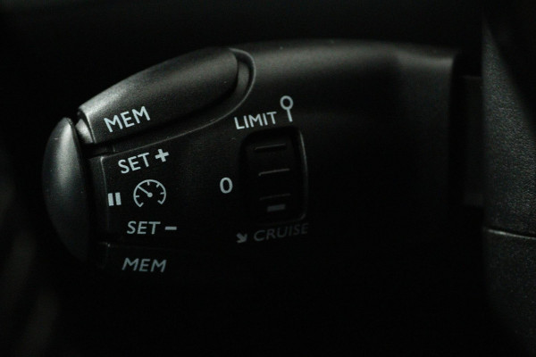 Peugeot 208 1.2 PureTech Blue Lease Active (PARKEERSENSOREN, NAVIGATIE, BLUETOOTH, NL-AUTO, CRUISE CONTROL)