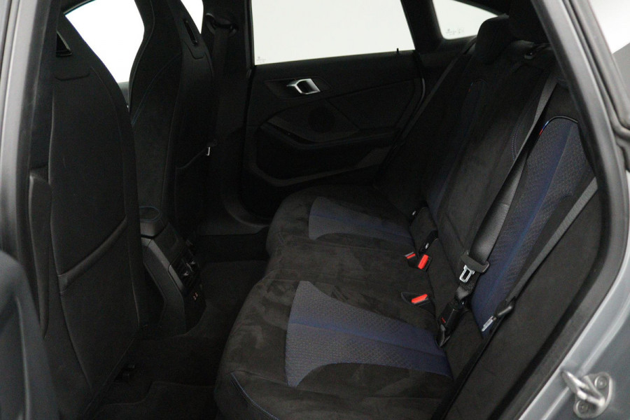 BMW 2 Serie Gran Coupé 220i M-Sport (PANORAMADAK, STOELVERWARMING, ACHTERUITRIJCAMERA, NAVIGATIE, PARKEERSENSOREN)