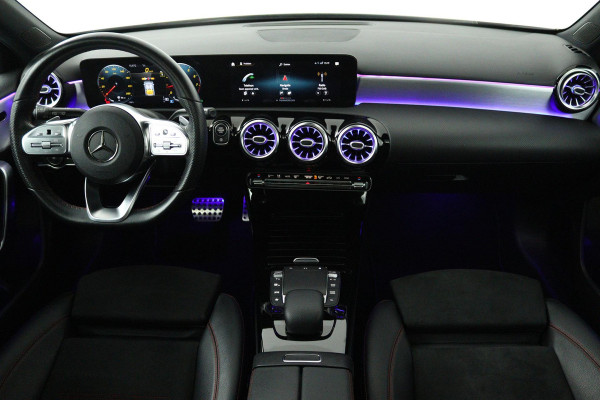 Mercedes-Benz A-Klasse 180 Business Solution AMG (PANORAMADAK, SFEERVERLICHTING, STOELVERWARMING, CAMERA, ELEKTR STOELEN)