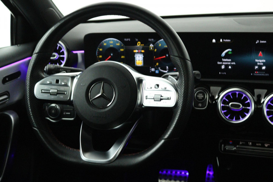 Mercedes-Benz A-Klasse 180 Business Solution AMG (PANORAMADAK, SFEERVERLICHTING, STOELVERWARMING, CAMERA, ELEKTR STOELEN)