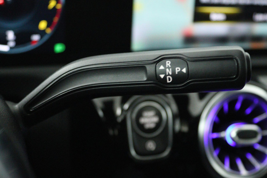 Mercedes-Benz A-Klasse 180 Business Solution AMG (PANORAMADAK, SFEERVERLICHTING, STOELVERWARMING, CAMERA, ELEKTR STOELEN)