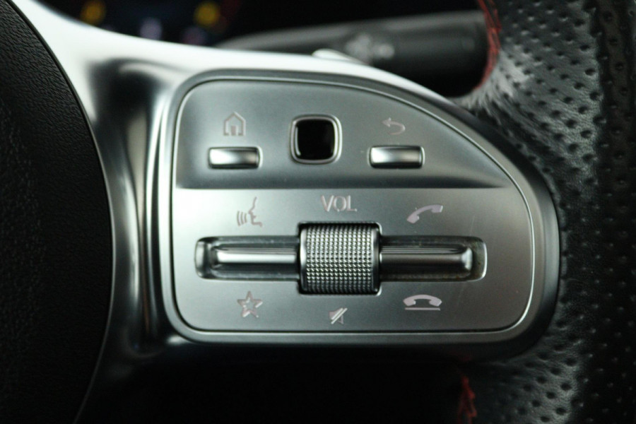 Mercedes-Benz A-Klasse 180 Business Solution AMG (PANORAMADAK, SFEERVERLICHTING, STOELVERWARMING, CAMERA, ELEKTR STOELEN)