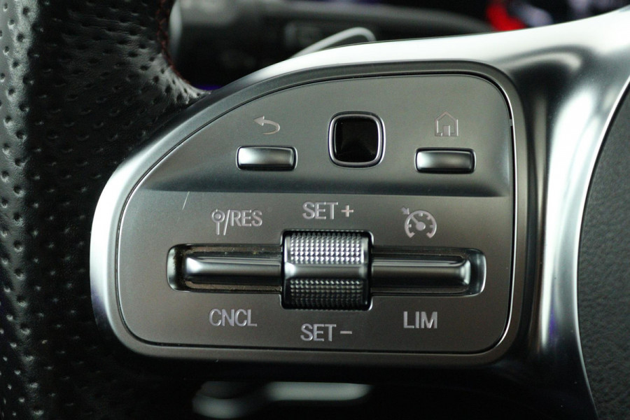 Mercedes-Benz A-Klasse 180 Business Solution AMG (PANORAMADAK, SFEERVERLICHTING, STOELVERWARMING, CAMERA, ELEKTR STOELEN)