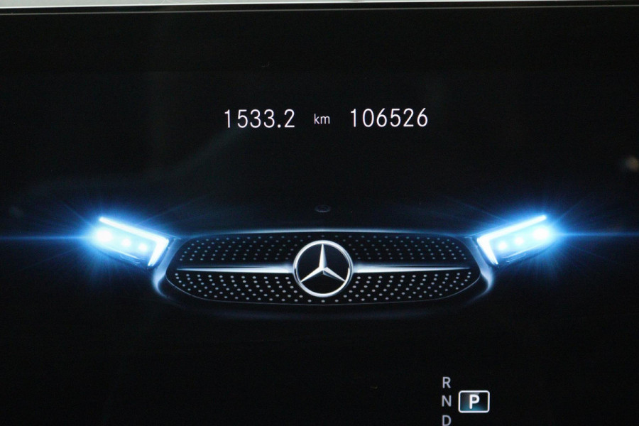 Mercedes-Benz A-Klasse 180 Business Solution AMG (PANORAMADAK, SFEERVERLICHTING, STOELVERWARMING, CAMERA, ELEKTR STOELEN)