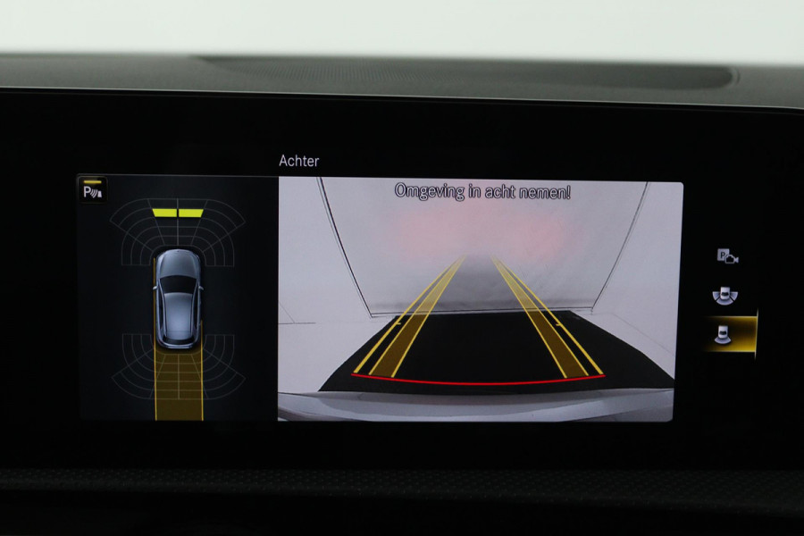 Mercedes-Benz A-Klasse 180 Business Solution AMG (PANORAMADAK, SFEERVERLICHTING, STOELVERWARMING, CAMERA, ELEKTR STOELEN)
