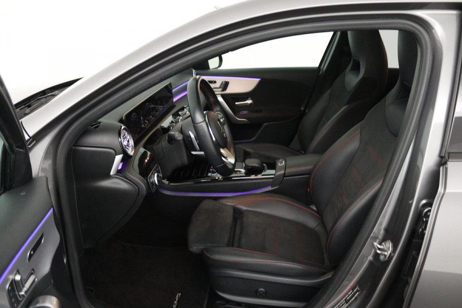 Mercedes-Benz A-Klasse 180 Business Solution AMG (PANORAMADAK, SFEERVERLICHTING, STOELVERWARMING, CAMERA, ELEKTR STOELEN)