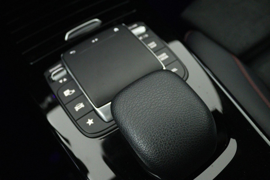 Mercedes-Benz A-Klasse 180 Business Solution AMG (PANORAMADAK, SFEERVERLICHTING, STOELVERWARMING, CAMERA, ELEKTR STOELEN)