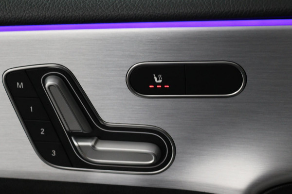 Mercedes-Benz A-Klasse 180 Business Solution AMG (PANORAMADAK, SFEERVERLICHTING, STOELVERWARMING, CAMERA, ELEKTR STOELEN)