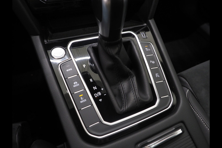 Volkswagen Passat Variant 1.4 TSI PHEV GTE | Panoramadak | Massage | Dynaudio | 360 | Trekhaak | Keyless | Memory