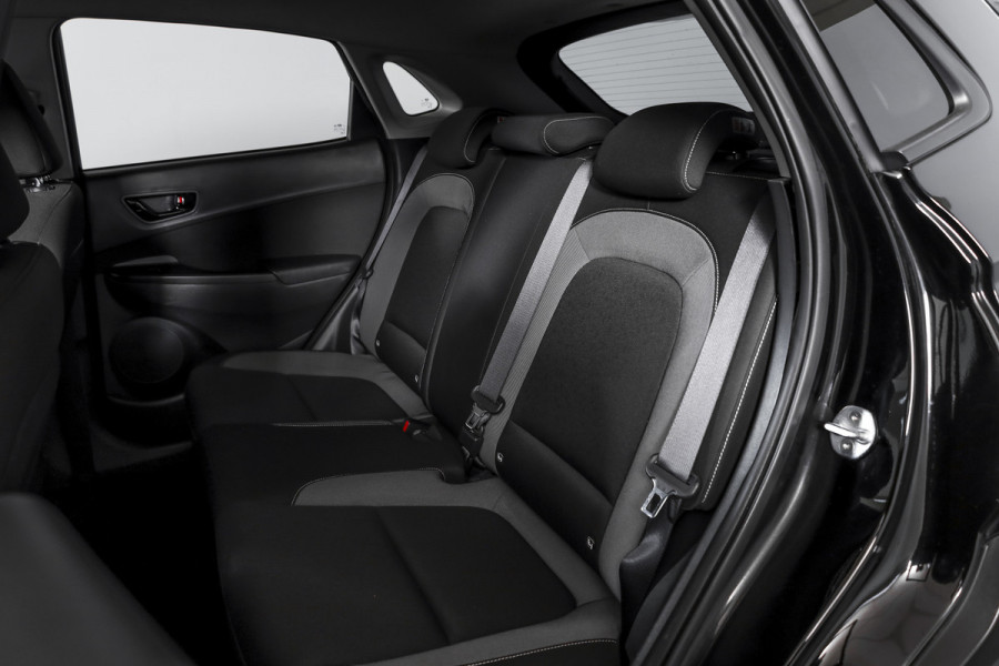 Hyundai Kona 1.6 GDI HEV Comfort - Automaat | Cruise | PDC | Camera | NAV + App. Connect | ECC | Afn. Trekhaak | DAB | LM 16" |