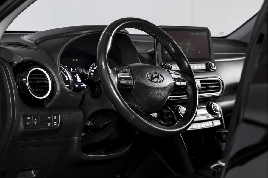 Hyundai Kona 1.6 GDI HEV Comfort - Automaat | Cruise | PDC | Camera | NAV + App. Connect | ECC | Afn. Trekhaak | DAB | LM 16" |