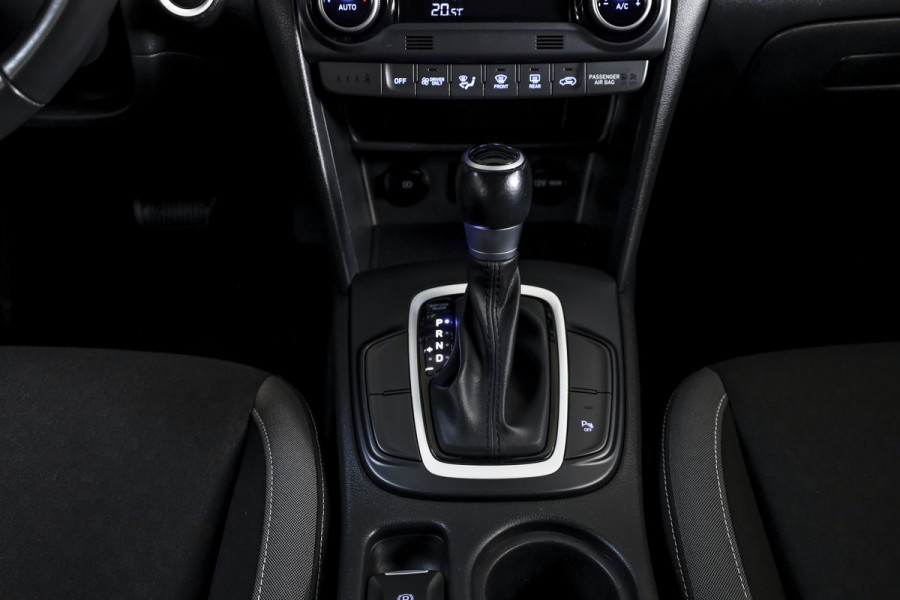 Hyundai Kona 1.6 GDI HEV Comfort - Automaat | Cruise | PDC | Camera | NAV + App. Connect | ECC | Afn. Trekhaak | DAB | LM 16" |