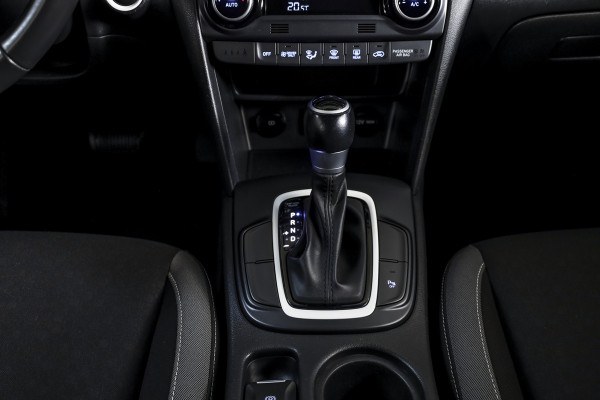 Hyundai Kona 1.6 GDI HEV Comfort - Automaat | Cruise | PDC | Camera | NAV + App. Connect | ECC | Afn. Trekhaak | DAB | LM 16" |
