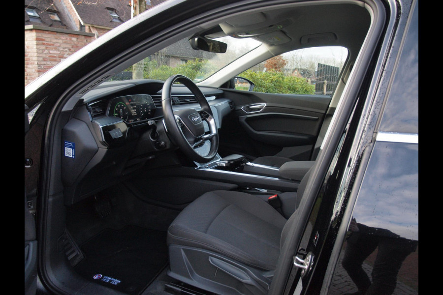 Audi e-tron 55 quattro edition 95 kWh | NL-Auto | Trekhaak | Parkeersensoren | DAB |