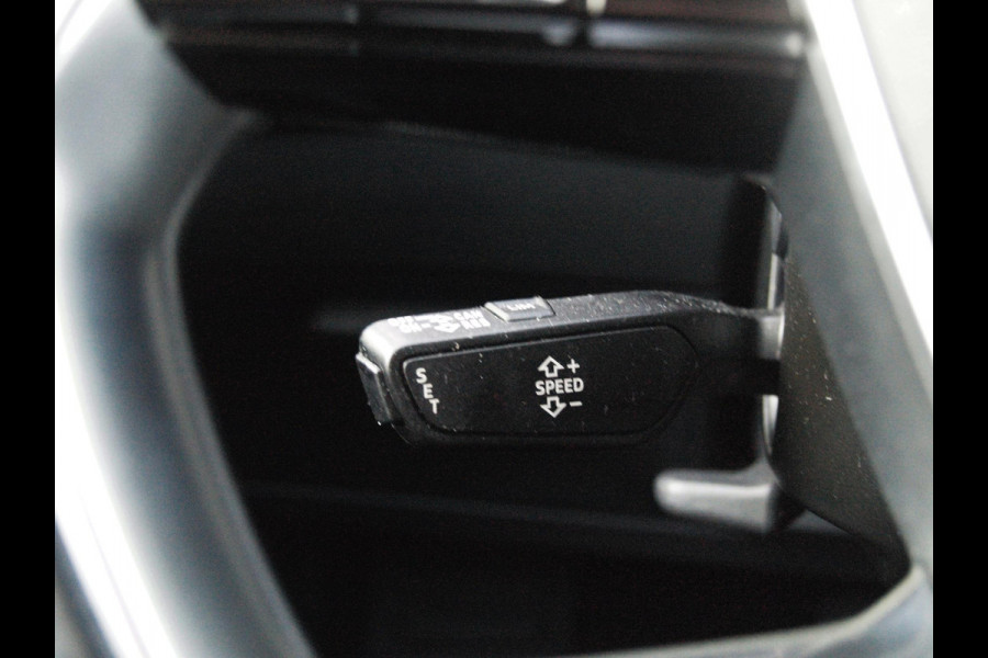 Audi e-tron 55 quattro edition 95 kWh | NL-Auto | Trekhaak | Parkeersensoren | DAB |