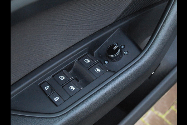 Audi e-tron 55 quattro edition 95 kWh | NL-Auto | Trekhaak | Parkeersensoren | DAB |