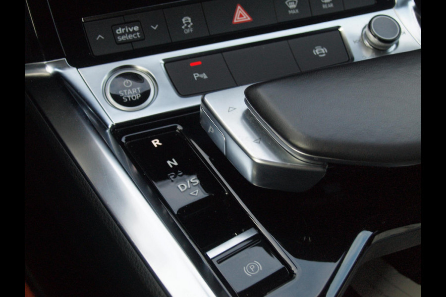 Audi e-tron 55 quattro edition 95 kWh | NL-Auto | Trekhaak | Parkeersensoren | DAB |