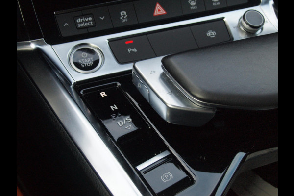 Audi e-tron 55 quattro edition 95 kWh | NL-Auto | Trekhaak | Parkeersensoren | DAB |