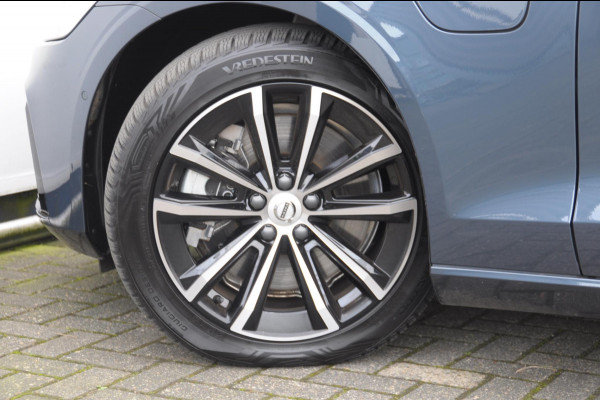 Volvo V60 T6 350PK Automaat AWD Plus Dark / Adaptive cruise control / Elektrische stoelen / Harman Kardon audio / Trekhaak / Pilot assist / BLIS / Stoel en stuur verwarming / Elektrische achterklep / Parkeersensoren met 360 camera / Google infotainment